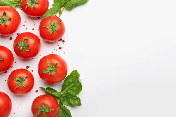 Tomates Frescos Maduros Especias Hojas Albahaca Sobre Fondo Blanco — Foto de Stock