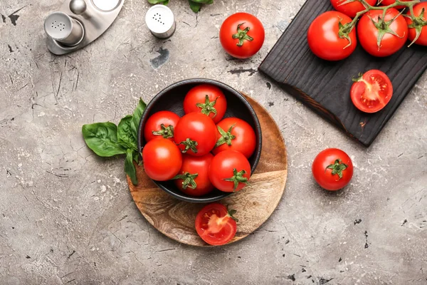 Bowl Fresh Ripe Tomatoes Spices Basil Leaves Grunge Background — Stock Photo, Image