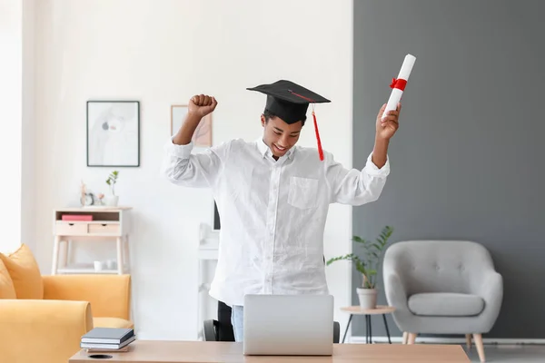 Glad Afroamerikansk Student Sin Examensdag Hemma Begreppet Online Utbildning — Stockfoto