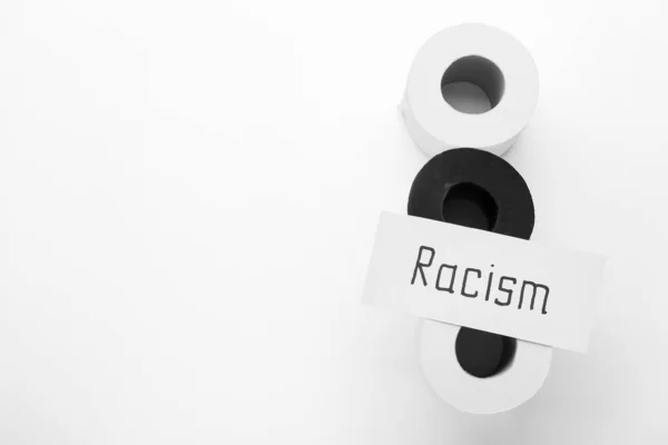 Χαρτί Λέξη Racism Και Ρολά Χαρτιού Υγείας Λευκό Φόντο — Φωτογραφία Αρχείου