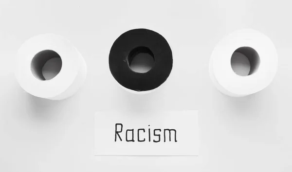 Χαρτί Λέξη Racism Και Ρολά Χαρτιού Υγείας Λευκό Φόντο — Φωτογραφία Αρχείου