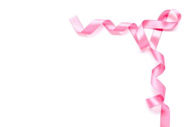 Beyaz arkaplanda güzel pembe kurdele