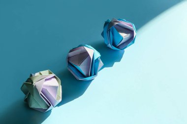 Origami çiçekleri renk arkaplanda. Eşsizlik kavramı