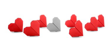 Origami kalpleri beyaz arkaplanda. Eşsizlik kavramı