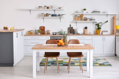 Modern mutfağın iç mimarisi.