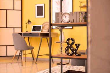 Dekorlu modern kitap rafı.