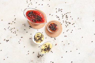 Farklı soslar ve hafif arka planda biberler.