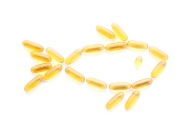 Beyaz zemin üzerindeki yağ kapsüllerinden yapılmış balıklar