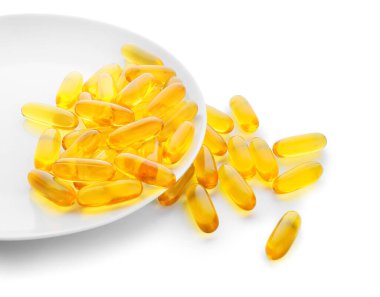 Beyaz arka planda balık yağı kapsülleri ile kaplama