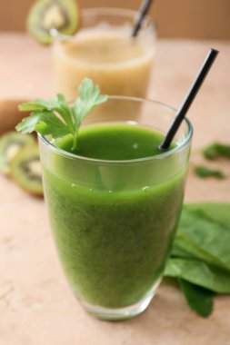 Renkli yeşil ve kivili sağlıklı meyve püresi.