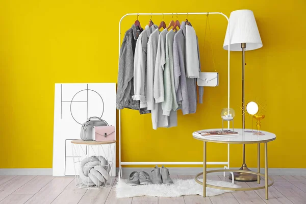 Bastidor Con Ropa Otoño Cerca Pared Amarilla Interior Habitación Moderna —  Fotos de Stock