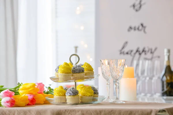 Επιδόρπιο Stand Νόστιμα Cupcakes Κεριά Ποτήρια Και Λουλούδια Στο Τραπέζι — Φωτογραφία Αρχείου