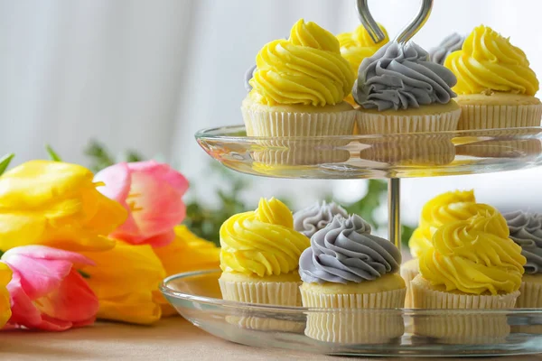 Efterrätt Stå Med Välsmakande Cupcakes Och Blommor Bordet Närbild — Stockfoto