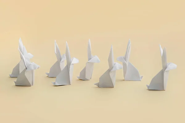 彩色背景下的Origami兔子 — 图库照片
