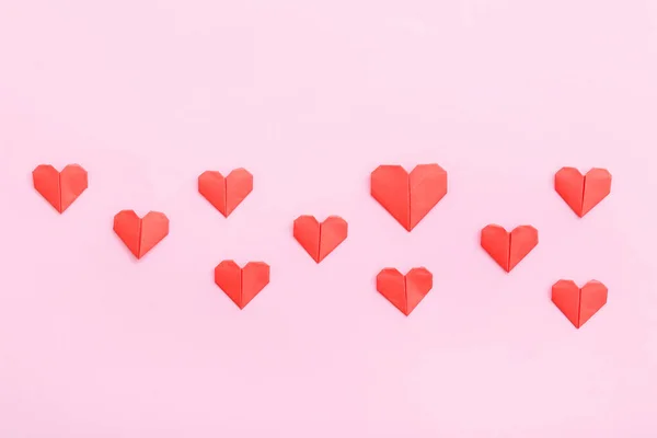 Сердца Оригами Цветном Фоне Концепция Уникальности — стоковое фото