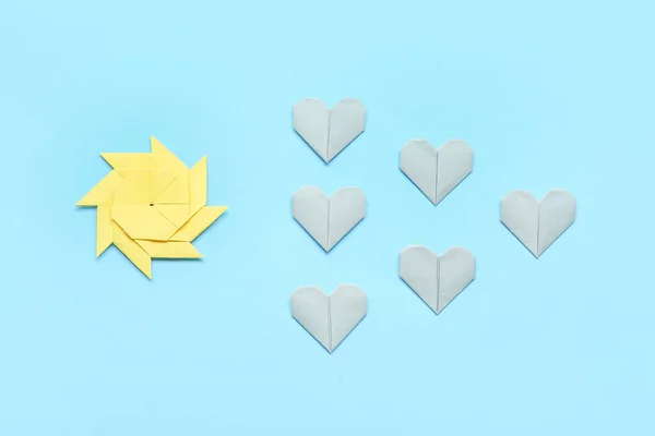 Орігамі Серця Сонце Кольоровому Фоні Концепція Унікальності — стокове фото