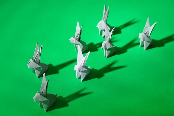 Origami Králíci Barevném Pozadí Koncept Jedinečnosti — Stock fotografie