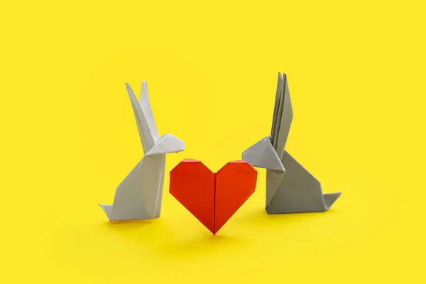 Origami Kaninchen Und Herz Auf Farbigem Hintergrund — Stockfoto