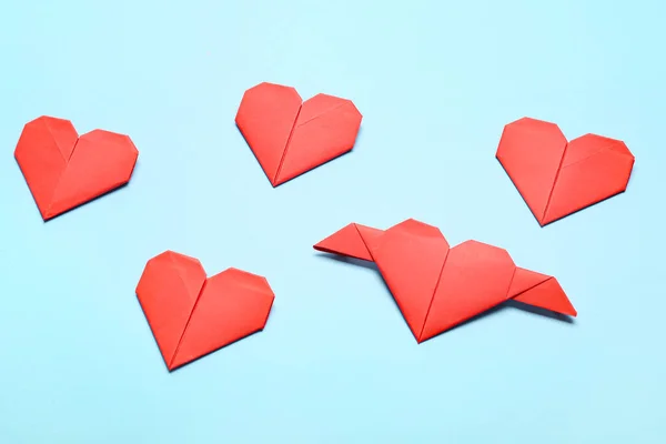Origami Herzen Auf Farbigem Hintergrund Konzept Der Einzigartigkeit — Stockfoto