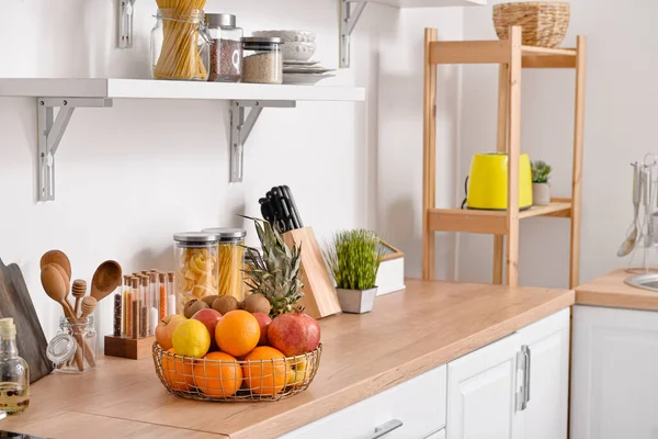 Korb Mit Frischen Früchten Auf Holztisch Küche — Stockfoto