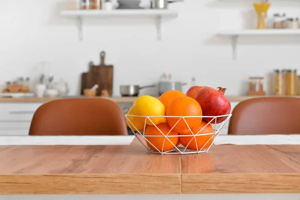 Korb Mit Frischen Früchten Auf Holztisch Küche — Stockfoto