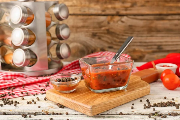 Schüsseln Mit Pfefferkörnchen Sauce Auf Holzgrund — Stockfoto