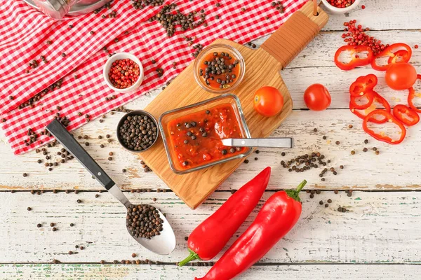 Schüsseln Mit Pfeffersauce Und Zutaten Auf Hellem Holzgrund — Stockfoto