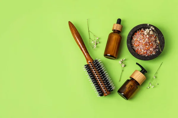 Arka Planda Saç Fırçası Deniz Tuzu Kozmetik Ürünleri — Stok fotoğraf