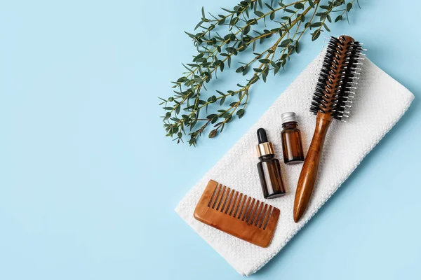 Hair Brush Comb Towel Bottles Essential Oil Color Background — Stock Photo, Image