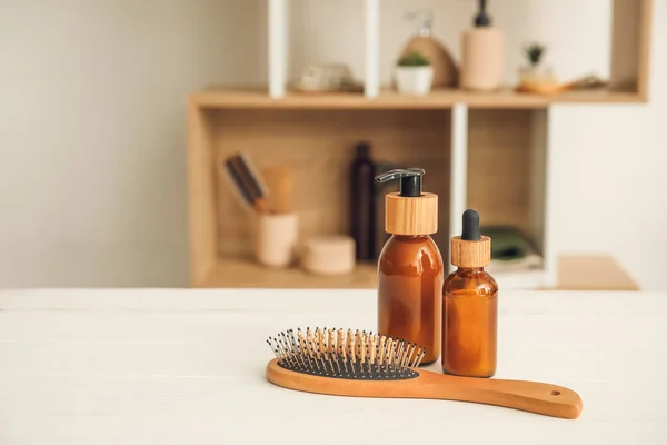 Escova Cabelo Garrafas Produtos Cosméticos Mesa Quarto — Fotografia de Stock