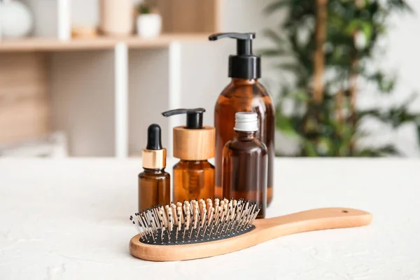 Szczotka Włosów Butelki Produktów Kosmetycznych Stole Pokoju — Zdjęcie stockowe