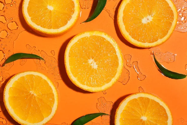 Rodajas Naranja Madura Sobre Fondo Color Con Salpicaduras Agua — Foto de Stock