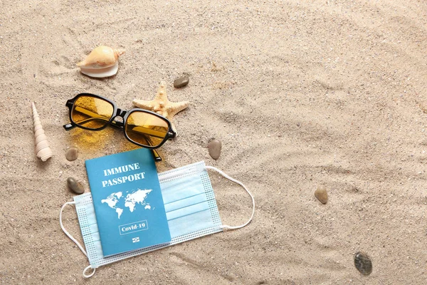 沙滩上的豁免护照 太阳镜和医疗面具 — 图库照片