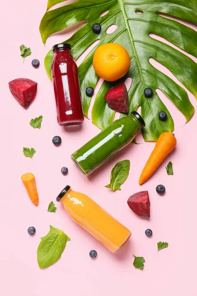 Flaskor Med Hälsosam Smoothie Och Ingredienser Färg Bakgrund — Stockfoto