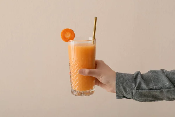 Weibliche Hand Mit Einem Glas Gesunden Karotten Smoothie Auf Farbigem — Stockfoto