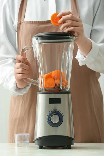 Vrouw Bereidt Smakelijke Wortel Smoothie Keuken — Stockfoto