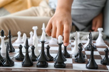 Evde satranç oynayan sevimli Afro-Amerikalı çocuk, yakın plan.