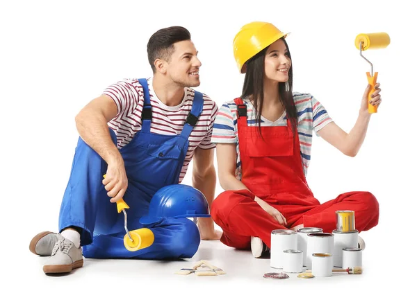 Pareja Joven Con Rodillos Latas Pintura Sobre Fondo Blanco — Foto de Stock