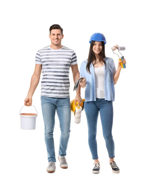 Pareja Joven Con Rodillos Guantes Cubo Latas Pintura Sobre Fondo — Foto de Stock