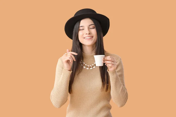Hermosa Mujer Joven Bebiendo Café Sobre Fondo Color —  Fotos de Stock
