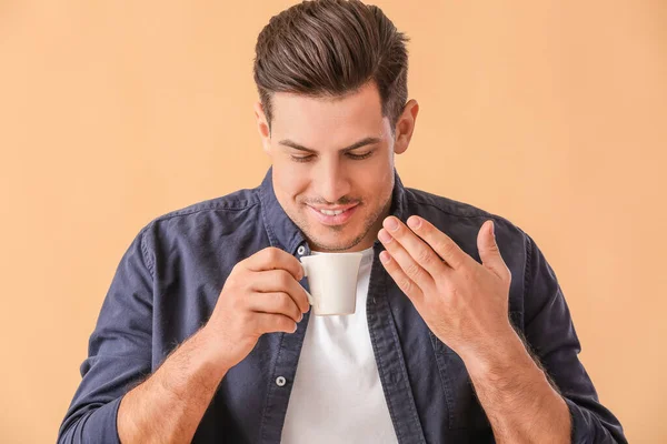 Όμορφος Νεαρός Άνδρας Πίνοντας Καφέ Στο Φόντο Χρώμα — Φωτογραφία Αρχείου
