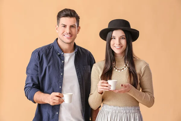 Jovem Casal Bebendo Café Fundo Cor — Fotografia de Stock