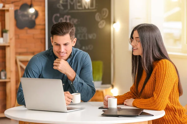 Pareja Joven Bebiendo Café Mientras Trabaja Con Ordenador Portátil Cafetería — Foto de Stock