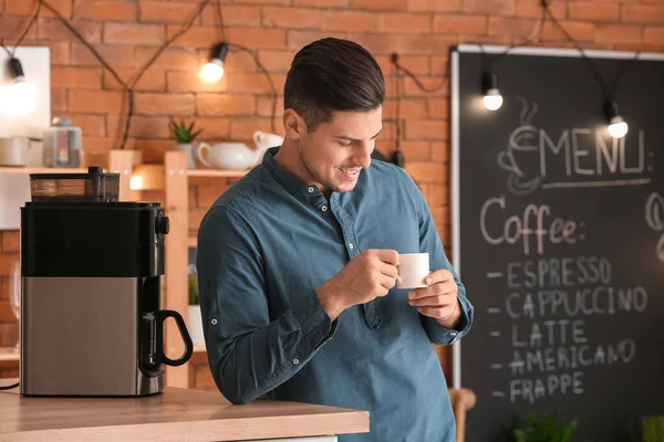 Knappe Jongeman Die Koffie Drinkt Café — Stockfoto