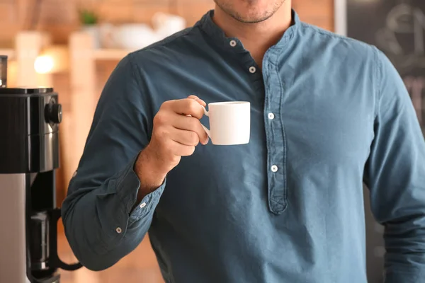 カフェでコーヒーを飲んでる若い男が — ストック写真