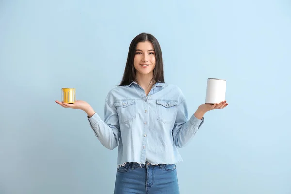 Mujer Joven Con Latas Pintura Sobre Fondo Color — Foto de Stock