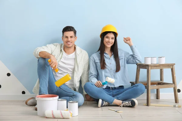 Pareja Joven Con Rodillos Cubo Latas Pintura Cerca Pared Color — Foto de Stock