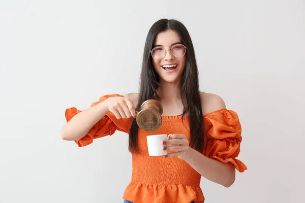 Schöne Junge Frau Mit Kaffeekanne Und Tasse Auf Hellem Hintergrund — Stockfoto
