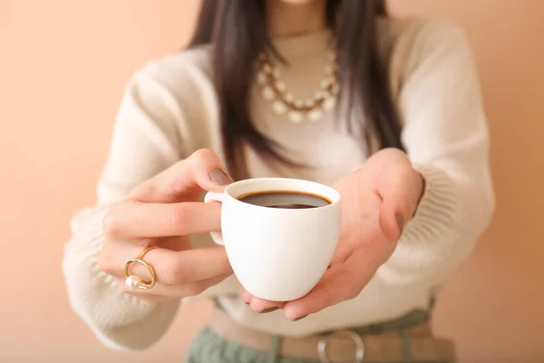 Jonge Vrouw Drinken Koffie Kleur Achtergrond Close — Stockfoto