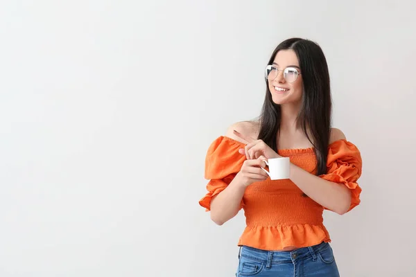 Όμορφη Νεαρή Γυναίκα Πίνοντας Καφέ Στο Φως Φόντο — Φωτογραφία Αρχείου
